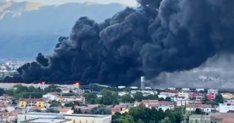 Copertina di Maxi-incendio in un capannone ad Airola, nube tossica fino a Napoli. Il sindaco: “Abbandonate le case se investite dal fumo” – Video