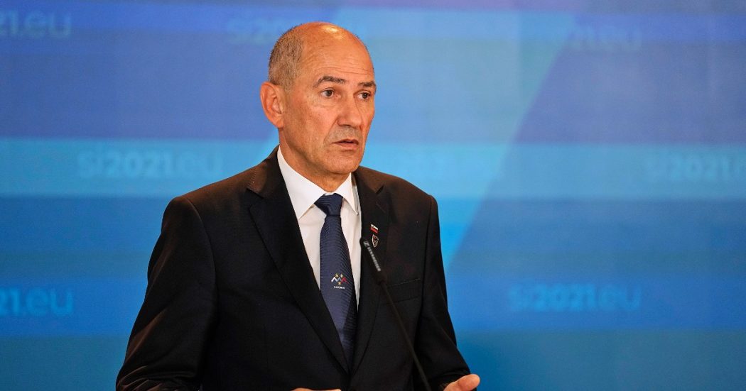 Premier Slovenia pubblica immagine con 13 eurodeputati “burattini di Soros”, uno è morto. “È presidente del Consiglio Ue, chieda scusa”