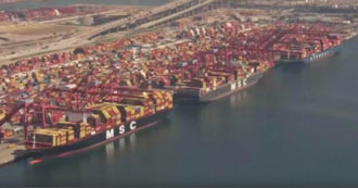 Copertina di Los Angeles, il porto è in tilt: decine di navi bloccate in attesa di scaricare le merci – Video