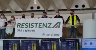 Copertina di Alitalia, la protesta dei dipendenti nell’ultimo giorno di voli: striscioni e cori dentro e fuori l’aeroporto di Fiumicino – Video