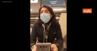 Copertina di L’ultimo giorno di Alitalia, a Fiumicino una hostess saluta commossa i passeggeri: al gate scatta l’applauso – Video