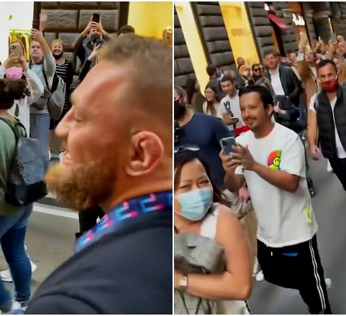 Roma, la star delle arti marziali Conor McGregor a passeggio per le vie del centro: l’atleta assediato dai fan