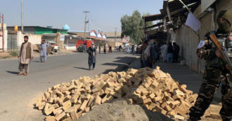 Copertina di Afghanistan, tre esplosioni alla moschea sciita di Kandahar: almeno 62 vittime e 68 feriti. Talebani: “Attacco kamikaze”