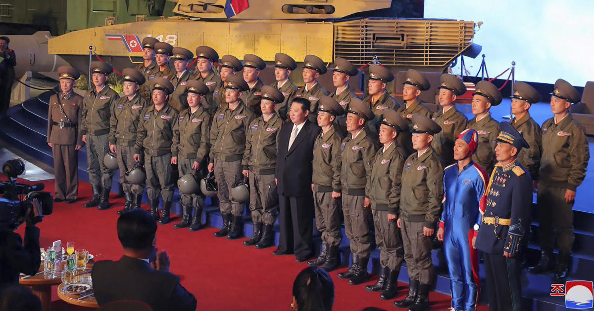 Kim Jong-un in posa insieme all'”uomo razzo”: ecco chi si nasconde dietro alla foto diventata virale