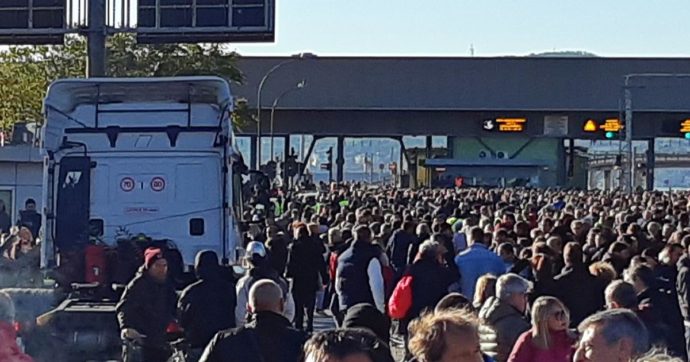 Green pass al lavoro: cortei da Milano a Roma, pochi blocchi. A Trieste in più di 5mila al porto, tensioni a Genova | La diretta