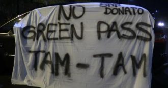 Copertina di No green pass, il presidio silenzioso dei lavoratori Atm a Milano: la manifestazione davanti al deposito di San Donato – Video