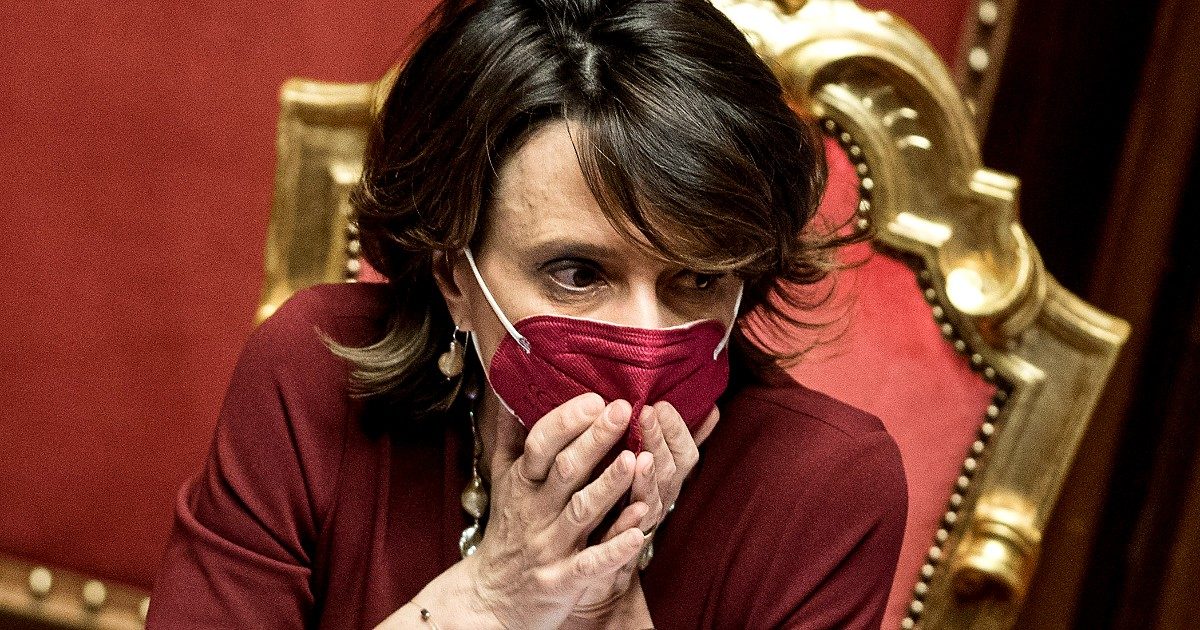 La ministra Bonetti scivola sulle Pari Opportunità: “Poche donne candidate? Alcune non sono all’altezza”. Conte: “Concetto maschilista”