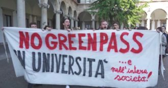 Copertina di No green pass, un centinaio di universitari in corteo dentro la Statale di Milano: “Giù le mani dal lavoro”