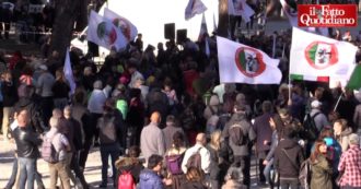 Copertina di No green pass, 2mila persone al Circo Massimo a Roma: “Noi la democrazia”. Manifestanti offrono fiori alla polizia