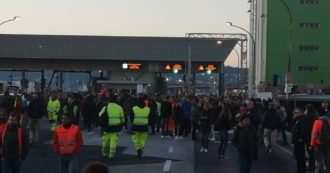 Copertina di Trieste, in duemila per la manifestazione No green pass. La protesta all’ingresso del porto tra cartoni di pizza e cori (video)