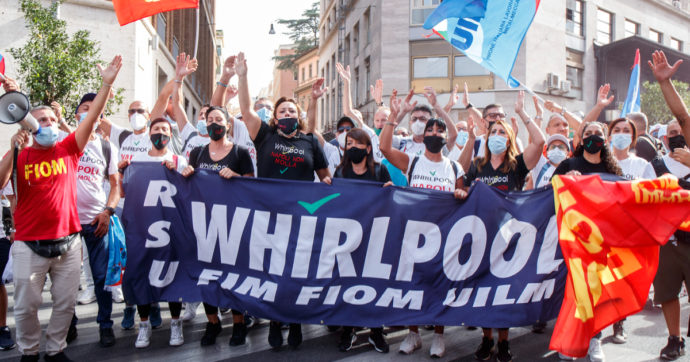 Whirlpool rimanda di una settimana l’invio delle lettere di licenziamento. Il ministro Giorgetti diserta l’incontro, sindacati infuriati