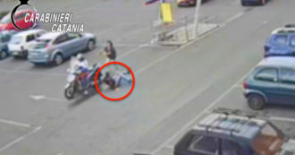 Copertina di Catania, il tentativo di furto è un disastro: il ladro cade due volte dalla moto e perde la borsa rubata. Arrestato insieme al complice – Video