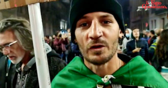 Copertina di Corteo no Green pass a Milano, i manifestanti si siedono per terra e bloccano il traffico: “L’Italia è fondata sul lavoro, non sul certificato verde”