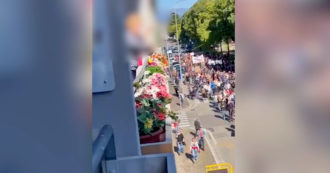 Copertina di Udine, la signora si affaccia dal balcone e rivolge una serie di gestacci al corteo no green pass – Video