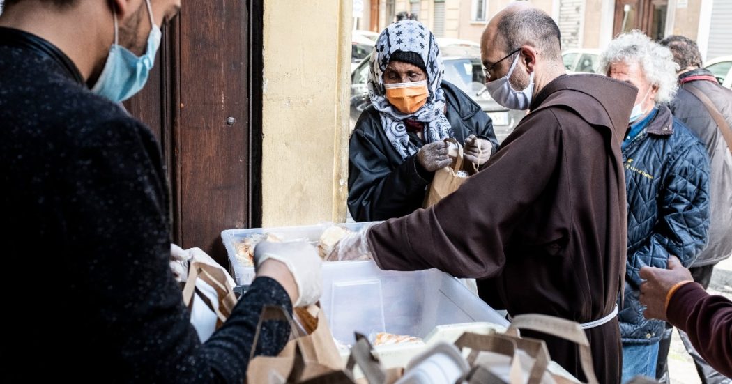 Foto Marco Alpozzi/LaPresse 29 Aprile 2020 Torino, Italia Cronaca Emergenza COVID-19 (Coronavirus) in Piemonte - La mensa dei poveri dei Frati Minori al Convento S. Antonio da Padova, prepara e serve ogni giorno circa 400 pasti. In periodi normali, si occupa di circa 200 persone, nella maggior parte dei casi senza fisa dimora. Oggi sono molte le famiglie e i single che si rivolgono a loro per avere un aiuto alimentare. La mensa è gestita da 5 frati e 7 volontari. I pasti sono forniti da più realtà: Il comune di Torino, i ristoranti che fanno donazioni e dagli stessi frati che li cucinano. Nella foto: Fra Davide distribuisce i sacchetti Photo Marco Alpozzi/LaPresse April 29, 2020 Turin, Italy News COVID-19 (Coronavirus) emergency in Piedmont - The canteen of the poor homeless of the “Frati Minori” at the Convent of St. Anthony of Padua prepares and serves around 400 meals every day. Before of Covid-19 disase they fed about 200 people, mostly homeless. Today there are many families and singles who turn to them for food aid. The canteen is run by 5 friars and 7 volunteers. Meals are provided by several realities: the municipality of Turin, the restaurants that make donations and the same friars who cook them. In the pic: Friar Davide distributes the bags Povertà, Rapporto Caritas 2021: crescita più marcata nelle regioni del Nord. “Il futuro è legato al funzionamento del Reddito di cittadinanza, migliorare i criteri di accesso”