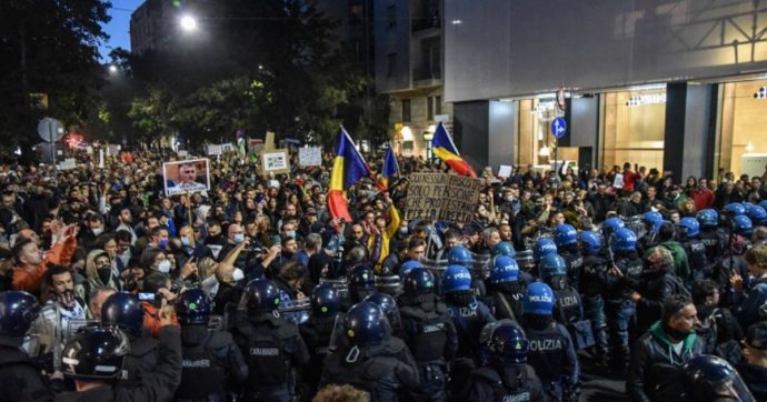 Milano, migliaia al corteo No Green pass non autorizzato. I manifestanti tentano di bloccare il traffico: tensioni con la polizia