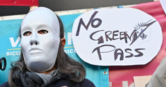 Copertina di No Green pass, minacciarono un cronista di Mediaset a Milano: due denunciati per violenza privata e interruzione di pubblico servizio