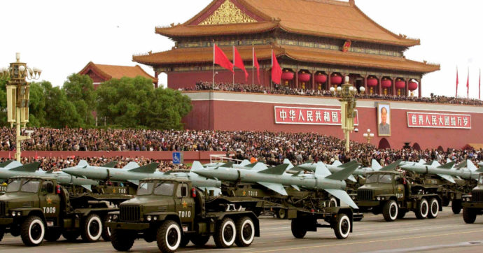 Cina, Pechino smentisce il lancio di missili ipersonici: “Solo un test di routine per un veicolo spaziale. Abbiamo scopi pacifici”