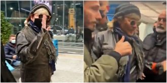 Copertina di Johnny Depp a Roma, l’attore arriva a Fiumicino e viene subito riconosciuto dai fan. Folla di ammiratori anche davanti all’hotel