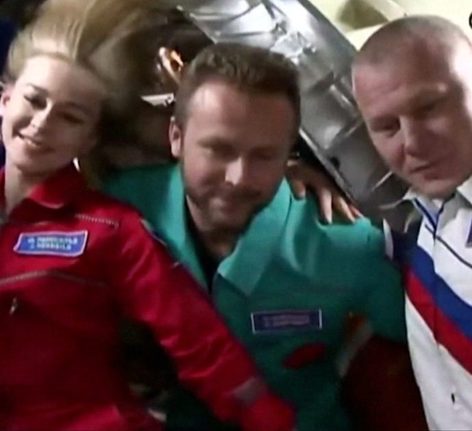 Primo film nello spazio, la troupe russa è tornata sulla Terra dopo 12 giorni in orbita: le immagini