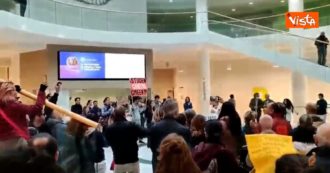 Copertina di Torino, studenti e docenti No green pass occupano l’Aula magna dell’Università per protesta – video