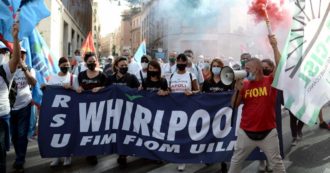 Copertina di Whirlpool scarica gli operai e il governo: tra una settimana licenzierà 330 persone