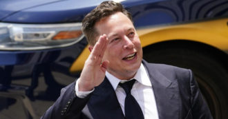 Copertina di Elon Musk vende la sua villa da 32 milioni di dollari: “Ora vivo in affitto”