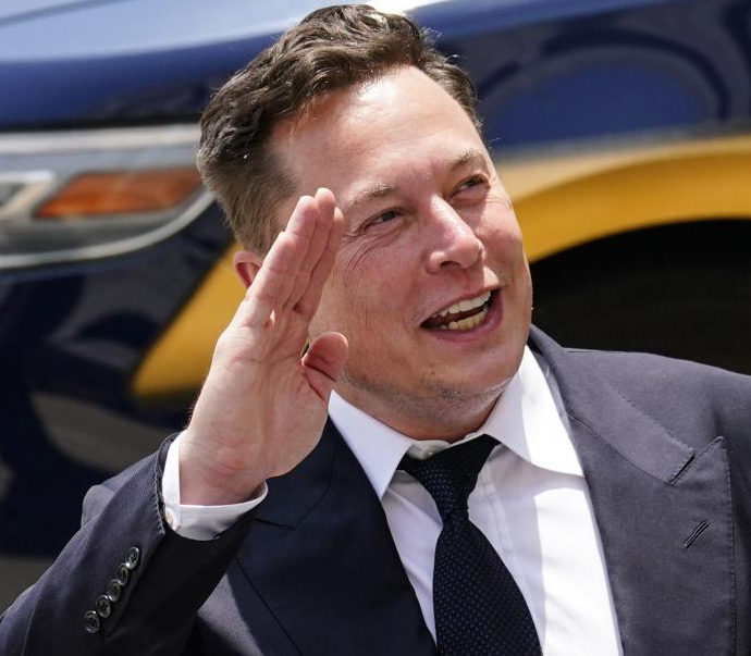 Elon Musk sfida Joe Biden: “Arriva la tassa sui ricchi, meglio vendere il 10% delle mie azioni di Tesla?”
