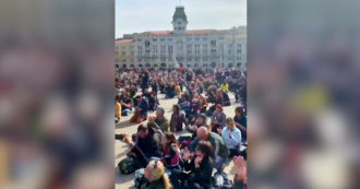 Trieste, migliaia di manifestanti No Green Pass in piazza Unità d’Italia: le persone si siedono a terra – Video