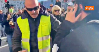 Copertina di Trieste, troupe aggredita dai manifestanti no green pass: il giornalista spintonato via in diretta – Video