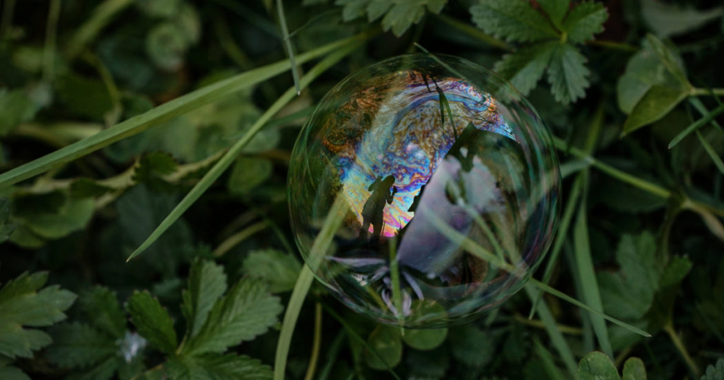 Finanza sostenibile, cosa c’è nella proposta di revisione delle regole Ue. Il nodo delle armi controverse e delle aziende dell’oil&gas