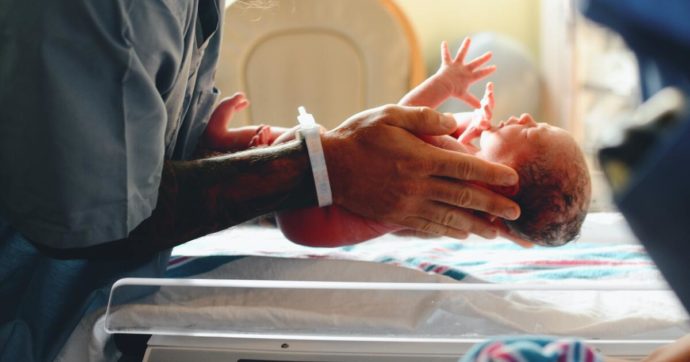 Copertina di Mortalità neonatale e punti nascita, il “libro bianco” lo conferma: piccolo non è bello
