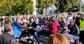 Copertina di Milano, uomo in scooter prova a forzare il blocco dei No green pass davanti all’Amsa e viene aggredito dai manifestanti