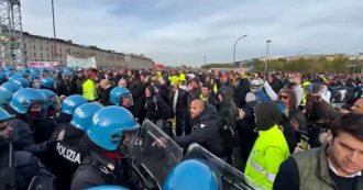Copertina di Porto di Trieste, tensione allo sgombero dei No green pass: polizia avanza e usa ancora gli idranti