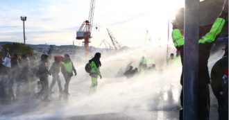 Copertina di Porto di Trieste, polizia sgombera con cariche, lacrimogeni e idranti: No Green Pass fuori dal varco. Salvini e Meloni: “Lavoratori pacifici”