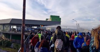 Copertina di No green pass al porto di Trieste, polizia sgombera i manifestanti con gli idranti: il video