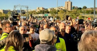 Copertina di I portuali si sfilano, il molo di Trieste in mano ai No Pass: rallentate le merci