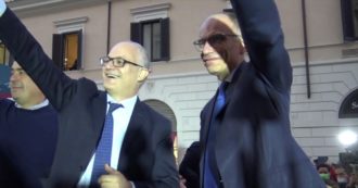 Copertina di Elezioni Roma, piazza Santi Apostoli accoglie Gualtieri urlando “Roberto, Roberto”. Sul palco della festa anche Letta e Zingaretti – Video