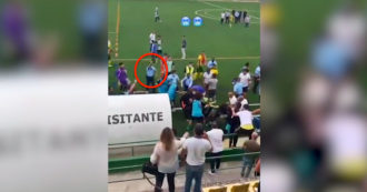 Copertina di Scoppia la rissa tra giocatori e tifosi e un poliziotto spara in aria per nove volte: follia in Portogallo – Video