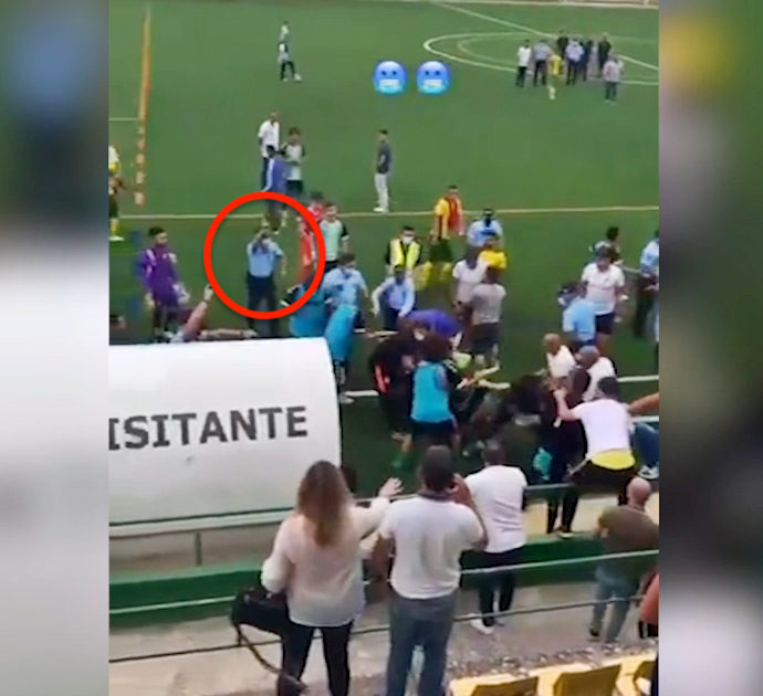 Scoppia la rissa tra giocatori e tifosi e un poliziotto spara in aria per nove volte: follia in Portogallo – Video
