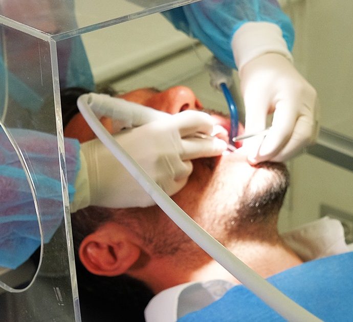 “Ho guadagnato 160.000 euro facendo operazioni con informazioni prese su internet”: finto dentista rischia il carcere