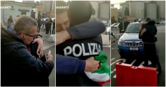 Copertina di No Green pass, a Genova due poliziotti solidarizzano con i manifestanti e portano loro della focaccia – Video