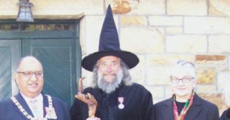 Copertina di Lo stregone “di Stato” licenziato dopo 20 anni