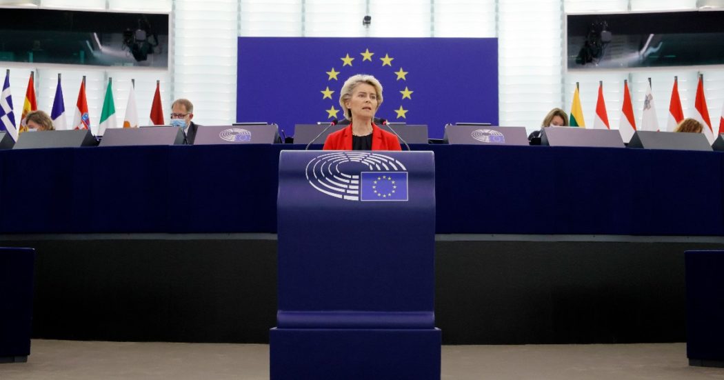 Polonia, scontro al Parlamento Ue. Von der Leyen: “Recovery bloccato a chi viola lo stato di diritto”. Varsavia: “Stati sovrani sui Trattati”, ma apre alle richieste di Bruxelles sull’indipendenza dei giudici