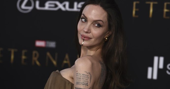 Angelina Jolie sul red carpet di “Eternals” sfoggia un gioiello “facciale” di Tiffany: ecco di cosa si tratta
