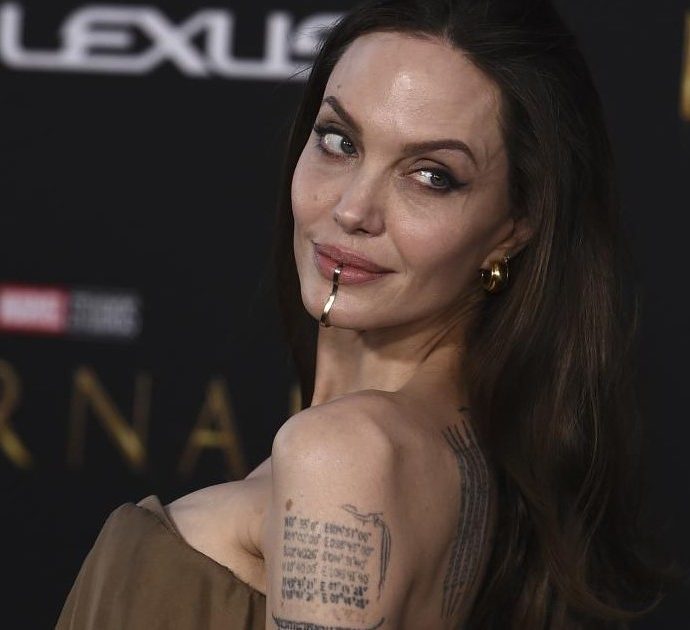 Angelina Jolie sul red carpet di “Eternals” sfoggia un gioiello “facciale” di Tiffany: ecco di cosa si tratta