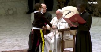 Copertina di Fuoriprogramma all’udienza generale di Papa Francesco: un bambino sale sul palco e Bergoglio gli dà una sedia – Video