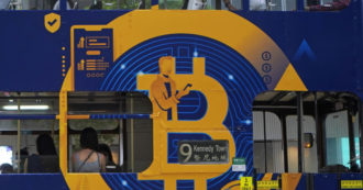 Copertina di Il bitcoin sfonda quota 66mila dollari spinto dal debutto del primo Etf sulla valuta digitale. “Minatori” in fuga dalla Cina