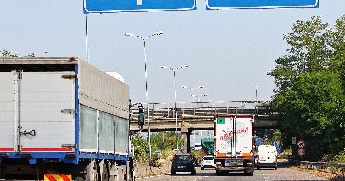 Lavoro sottopagato – Quindici ore al giorno, costi a carico, rischi in strada e notti in cabina: “Tutto per 7 euro all’ora”. I camionisti spiegano le vere ragioni per cui “mancano lavoratori” nel settore