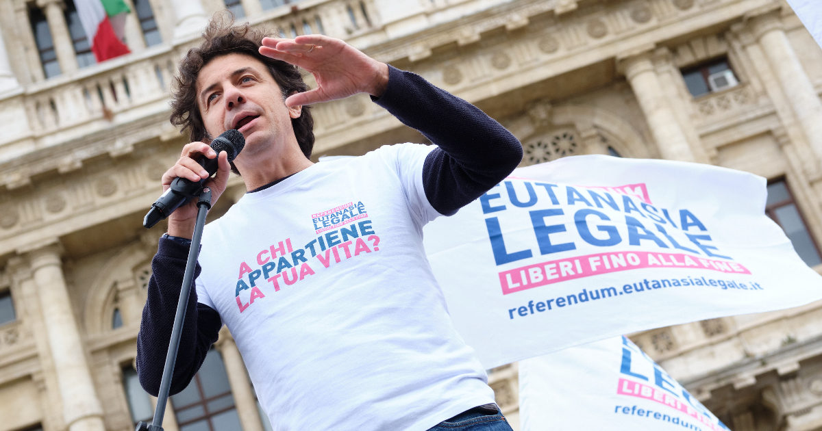 Suicidio assistito, il governo non si esprime e slitta l’approdo del ddl alla Camera. Cappato: “La Consulta chiese una legge ormai 3 anni fa”